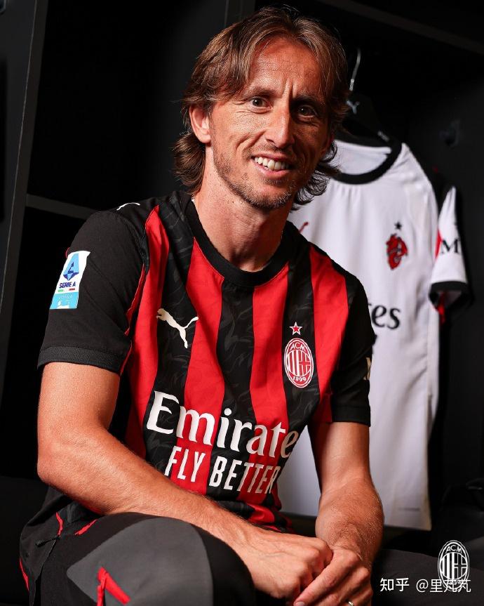 成都蓉城教练组现场观战中韩战，徐正源、金亨镒在场