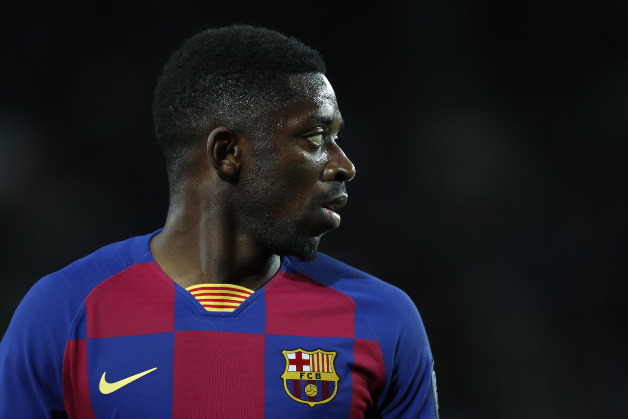 球员赛后把球鞋送给小球迷