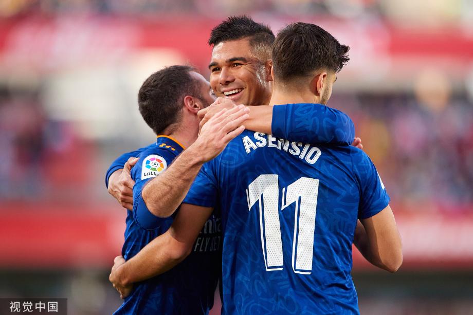 篮球CBA赛场出现精彩扣篮