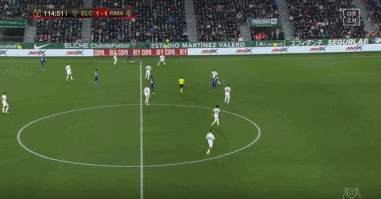 青训小将破门后被队友高高举起