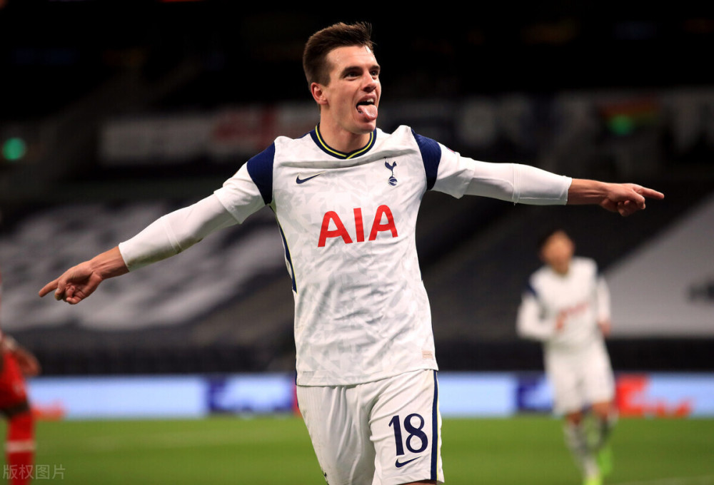 前锋远射破门，球迷现场尖叫